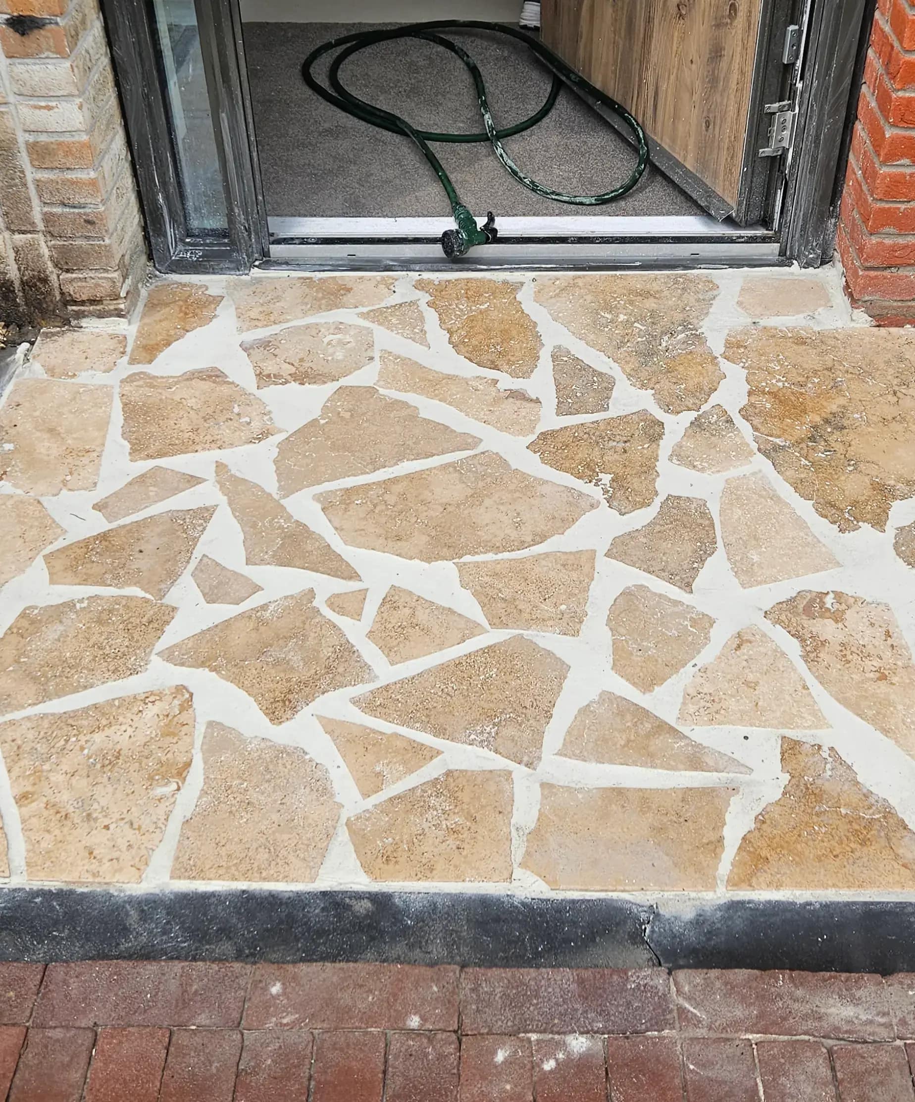 Tuinpad met natuursteen bestrating in Oostzaan